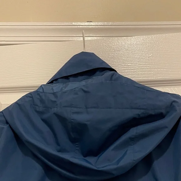 The North Face Blue Outdoor Jacket. - Picture 10 of 12